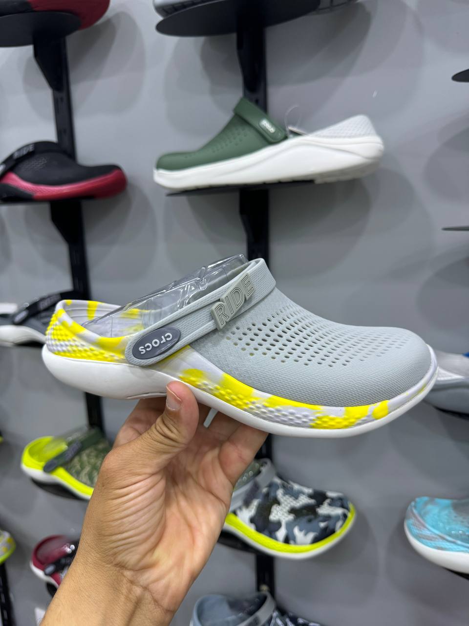 crocs ride jaune et gris